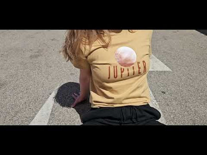 svijetlo smeđa majica kratkih rukava s printom planeta Jupitera