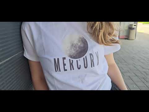 bijela majica kratkih rukava s printom planeta Merkura