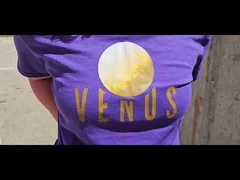 ljubičasta majica kratkih rukava s printom planeta Venere