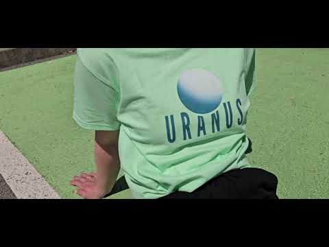 svijetlo zelena majica kratkih rukava s printom planeta Urana