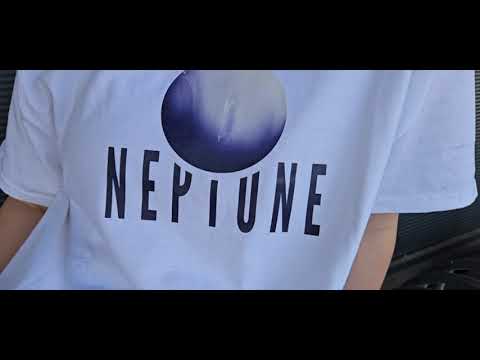 bijela majica kratkih rukava s printom planeta Neptuna