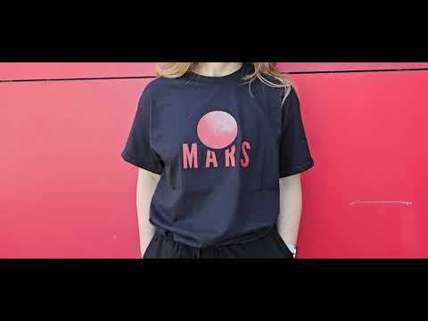 crna majica kratkih rukava s printom planeta Marsa