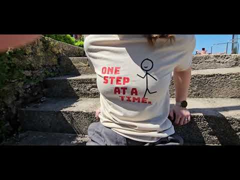 bež majica kratkih rukava s printom natpisa "one step at a time"