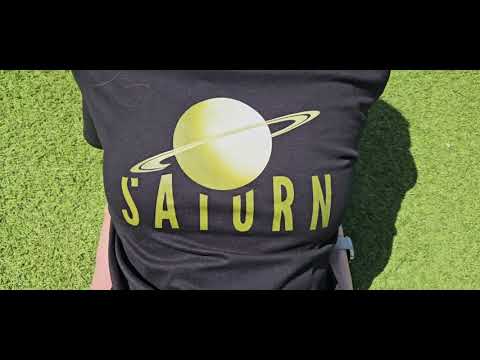 crna majica kratkih rukava s printom planeta Saturna