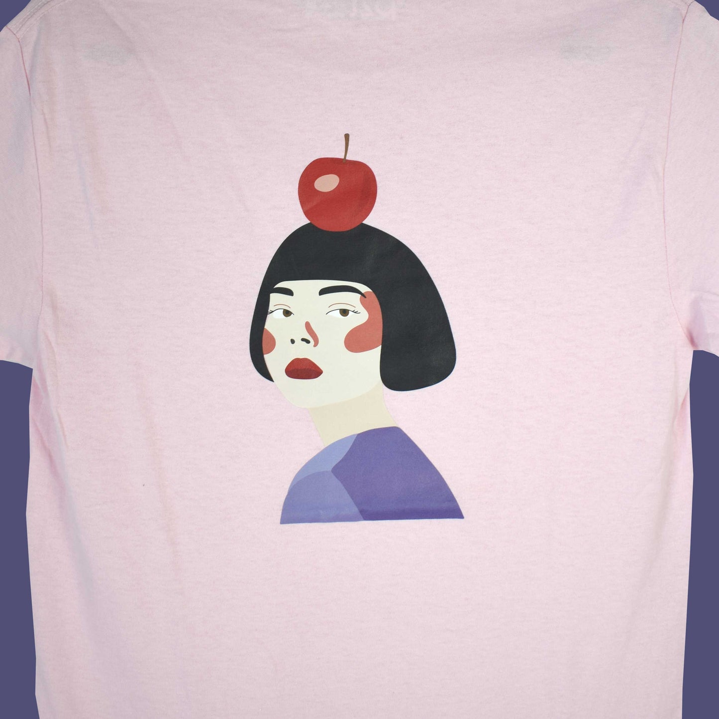 svijetlo roza majica s printom Snjeguljice i citata iz bajke