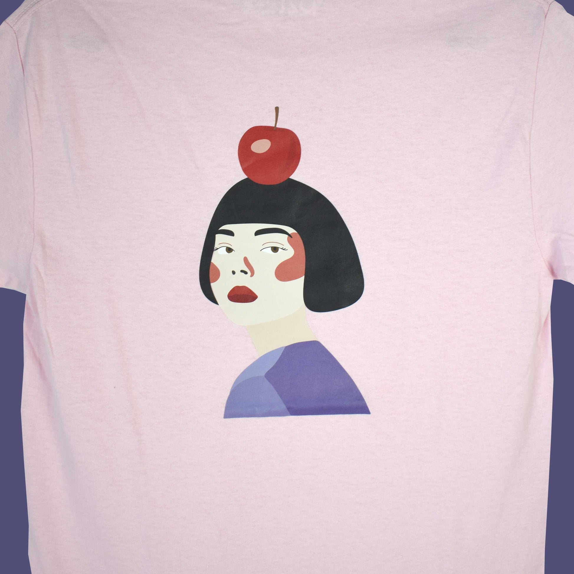 svijetlo roza majica s printom Snjeguljice i citata iz bajke