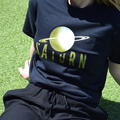 crna majica kratkih rukava s printom planeta Saturna