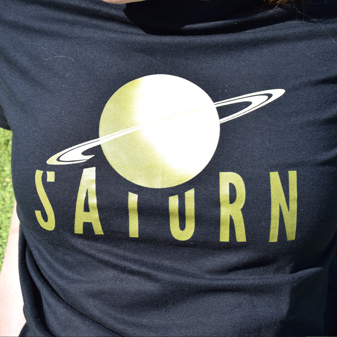 crna majica kratkih rukava s printom planeta Saturna