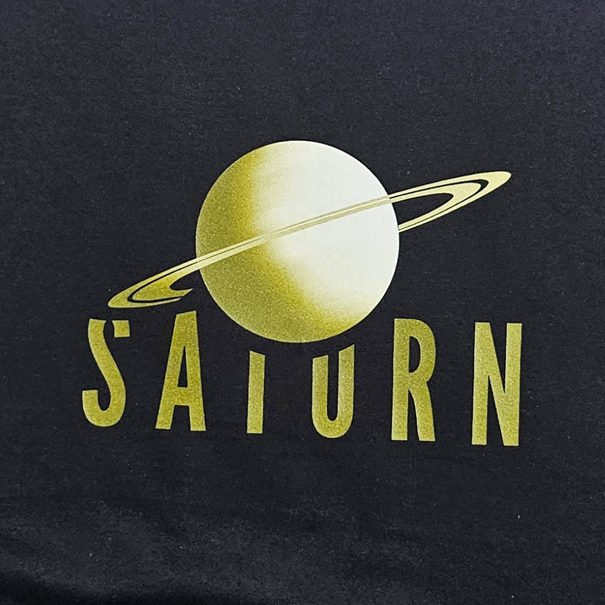 crna majica kratkih rukava s printom planeta Saturna