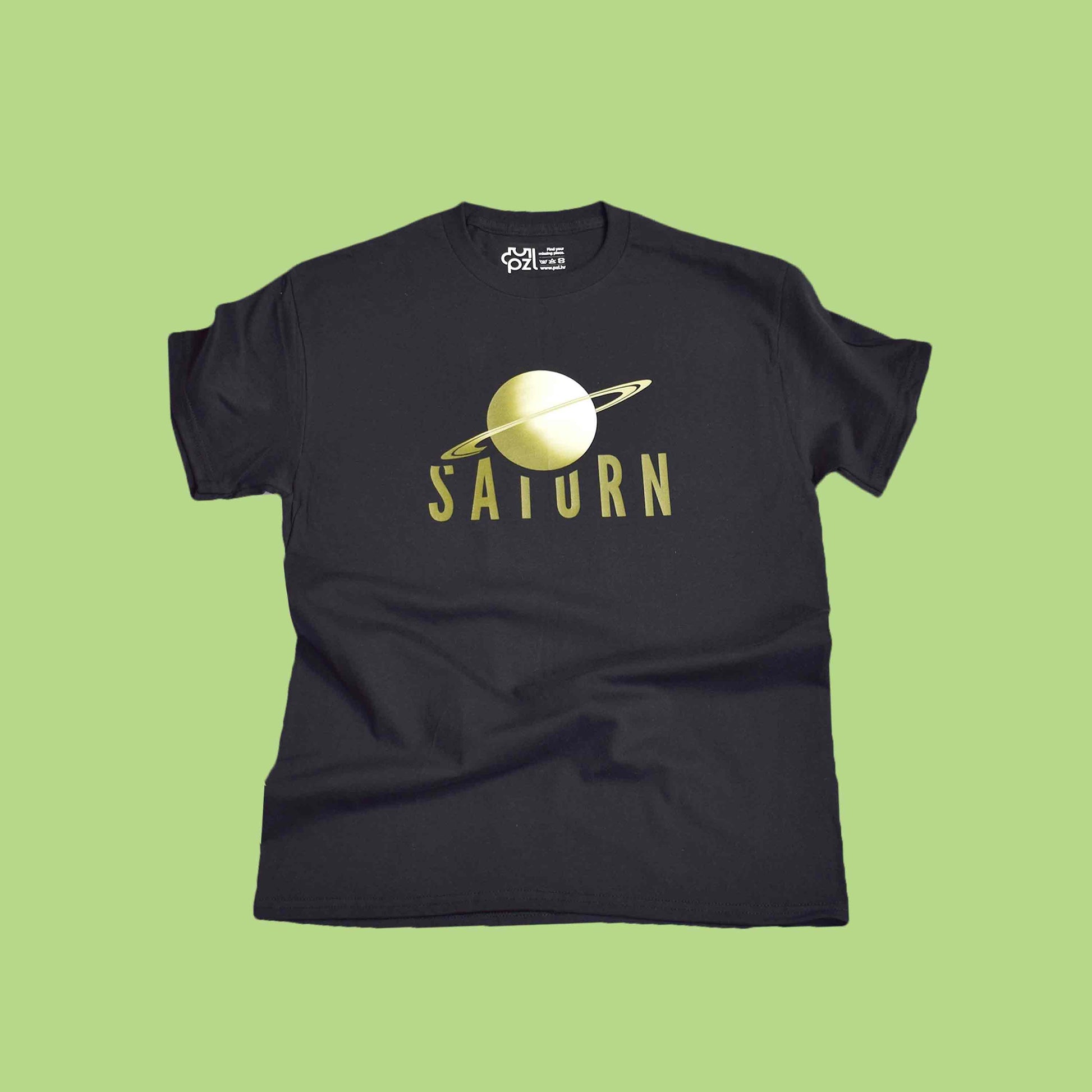 crna majica kratkih rukava s printom planeta Saturna