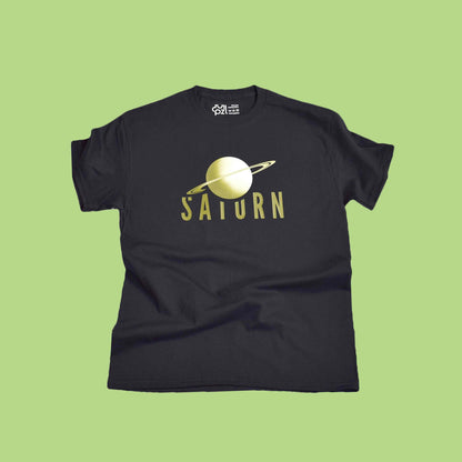 crna majica kratkih rukava s printom planeta Saturna