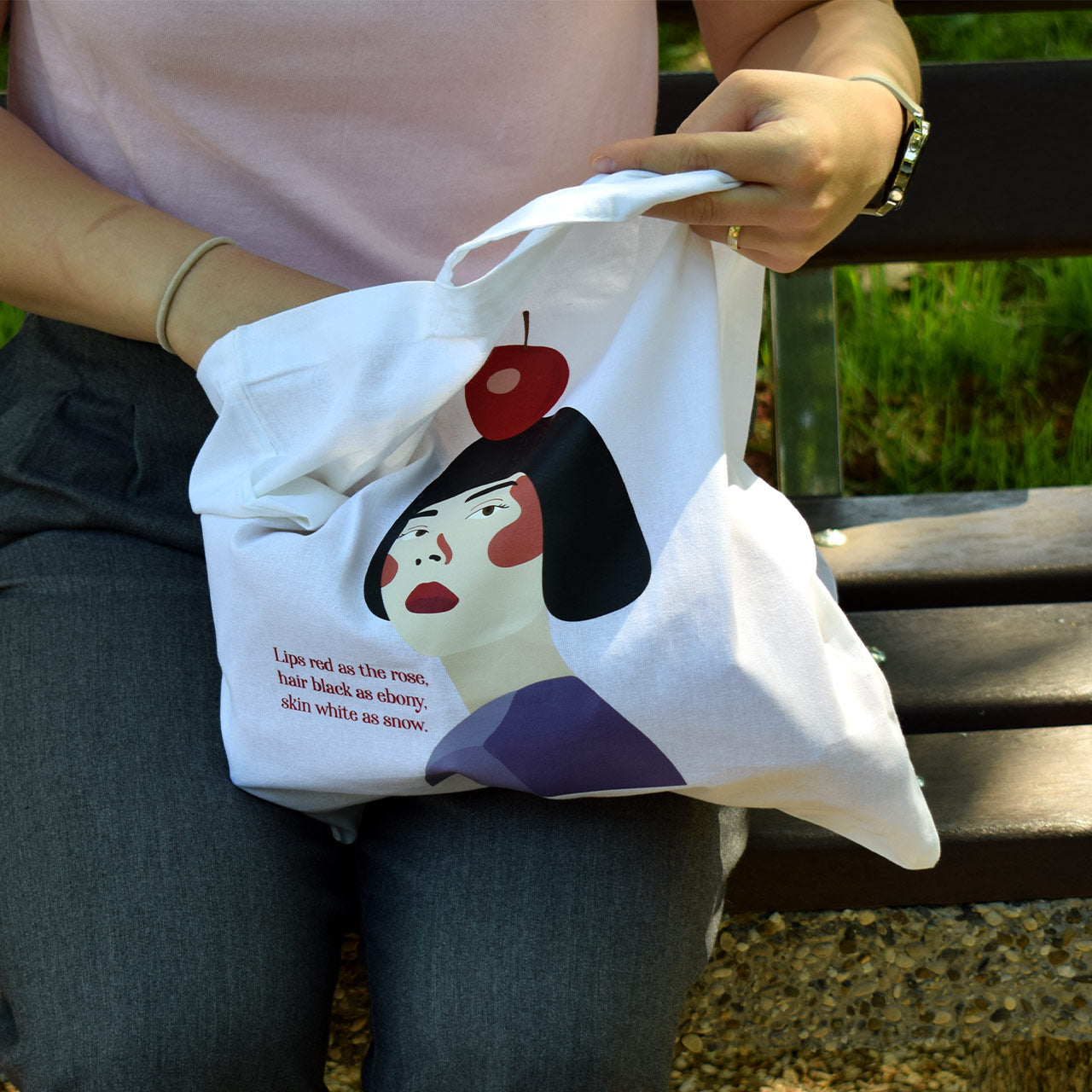 bijeli pamučni ceker s printom Snjeguljice i natpisa iz bajke