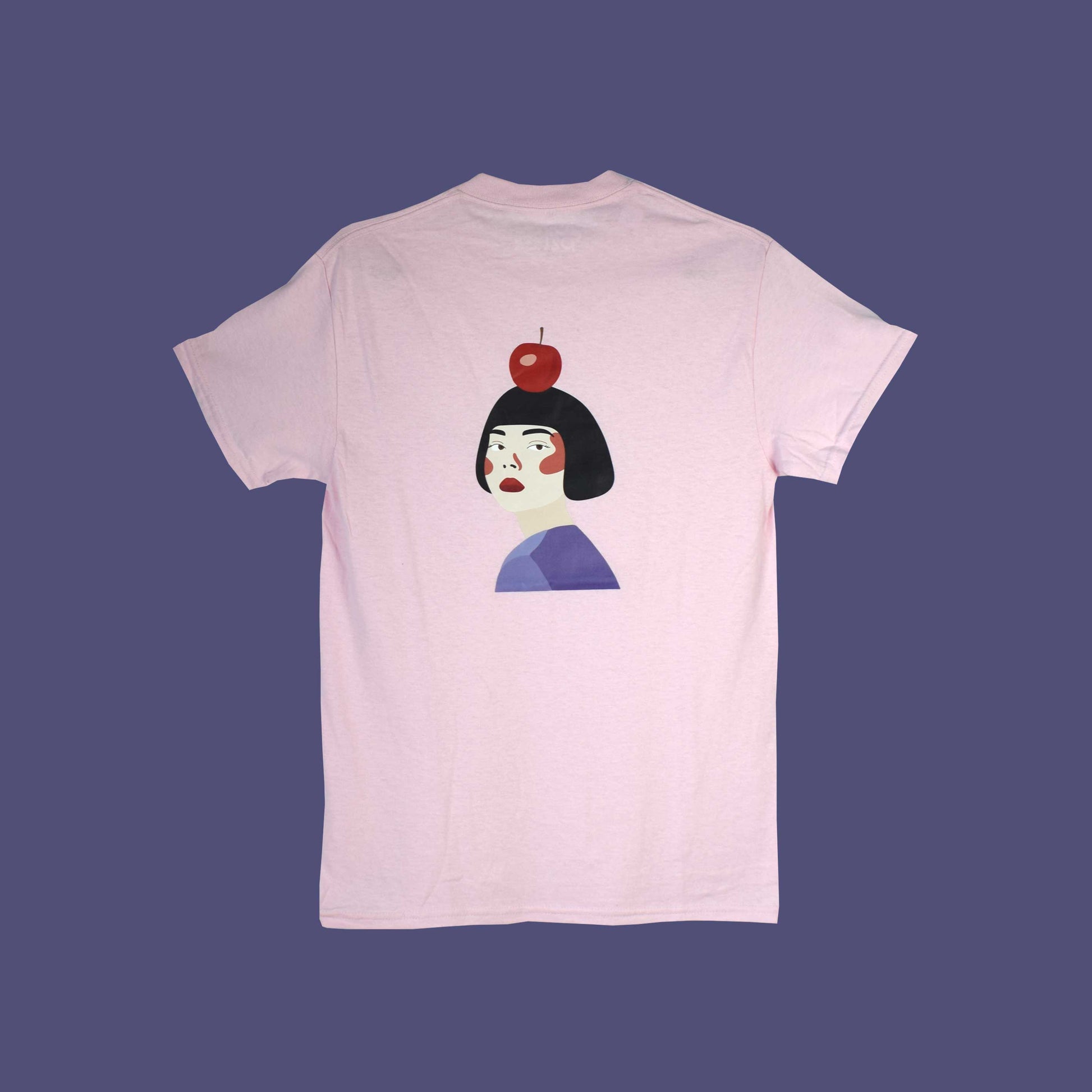 svijetlo roza majica s printom Snjeguljice i citata iz bajke