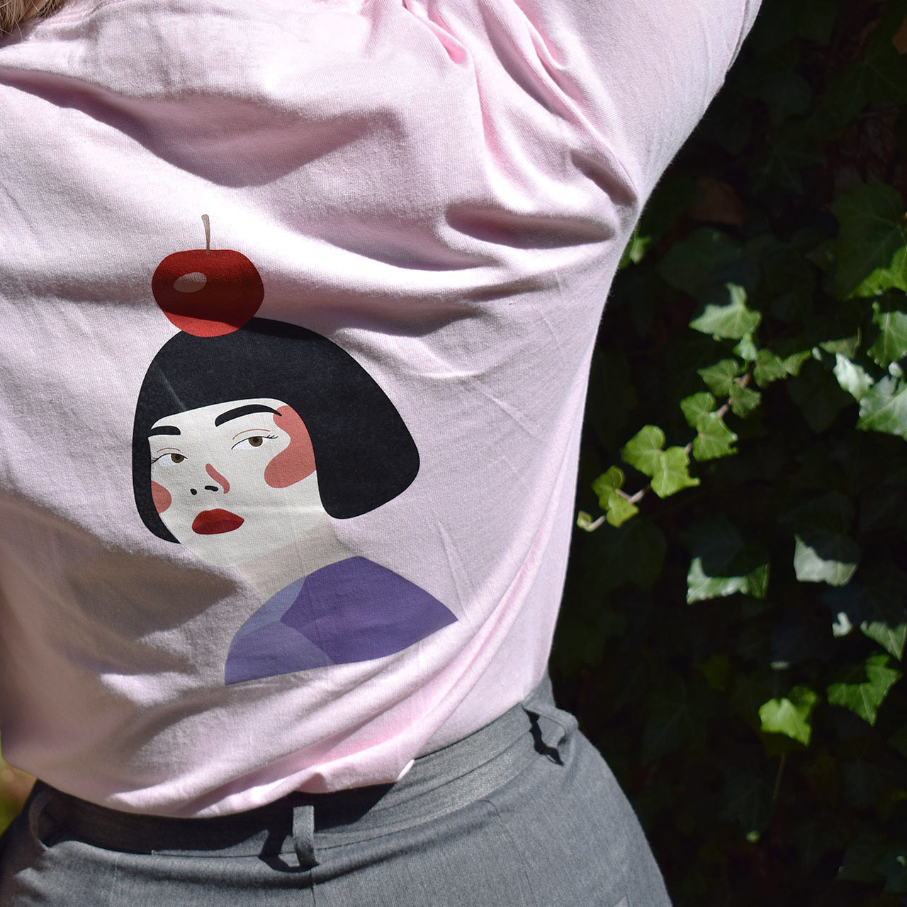 svijetlo roza kratka majica s printom Snjeguljice na leđima