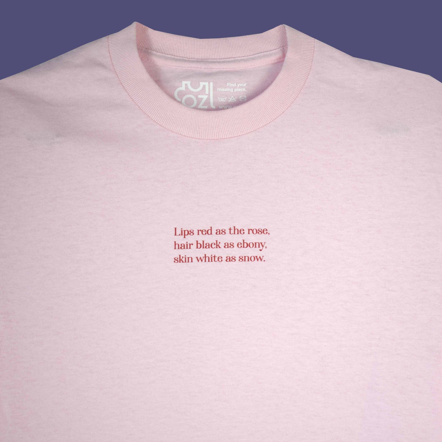 svijetlo roza majica s printom Snjeguljice i citata iz bajke