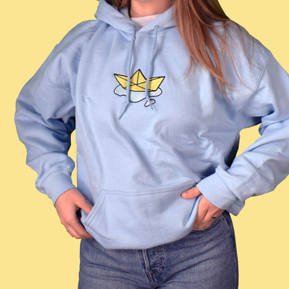 svijetlo plava hudica s vezom papirnatog brodića