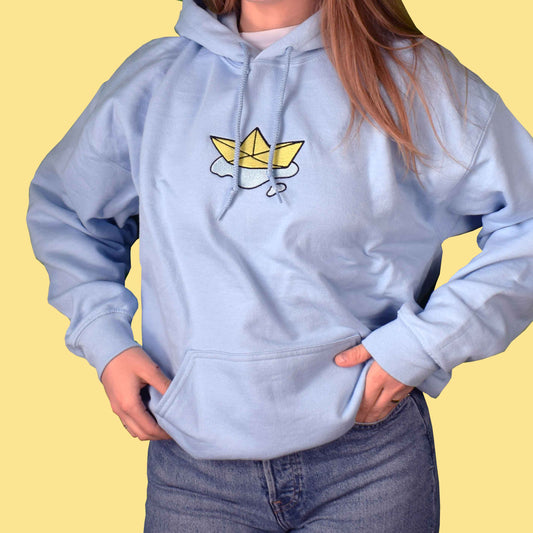 svijetlo plava hudica s vezom papirnatog brodića