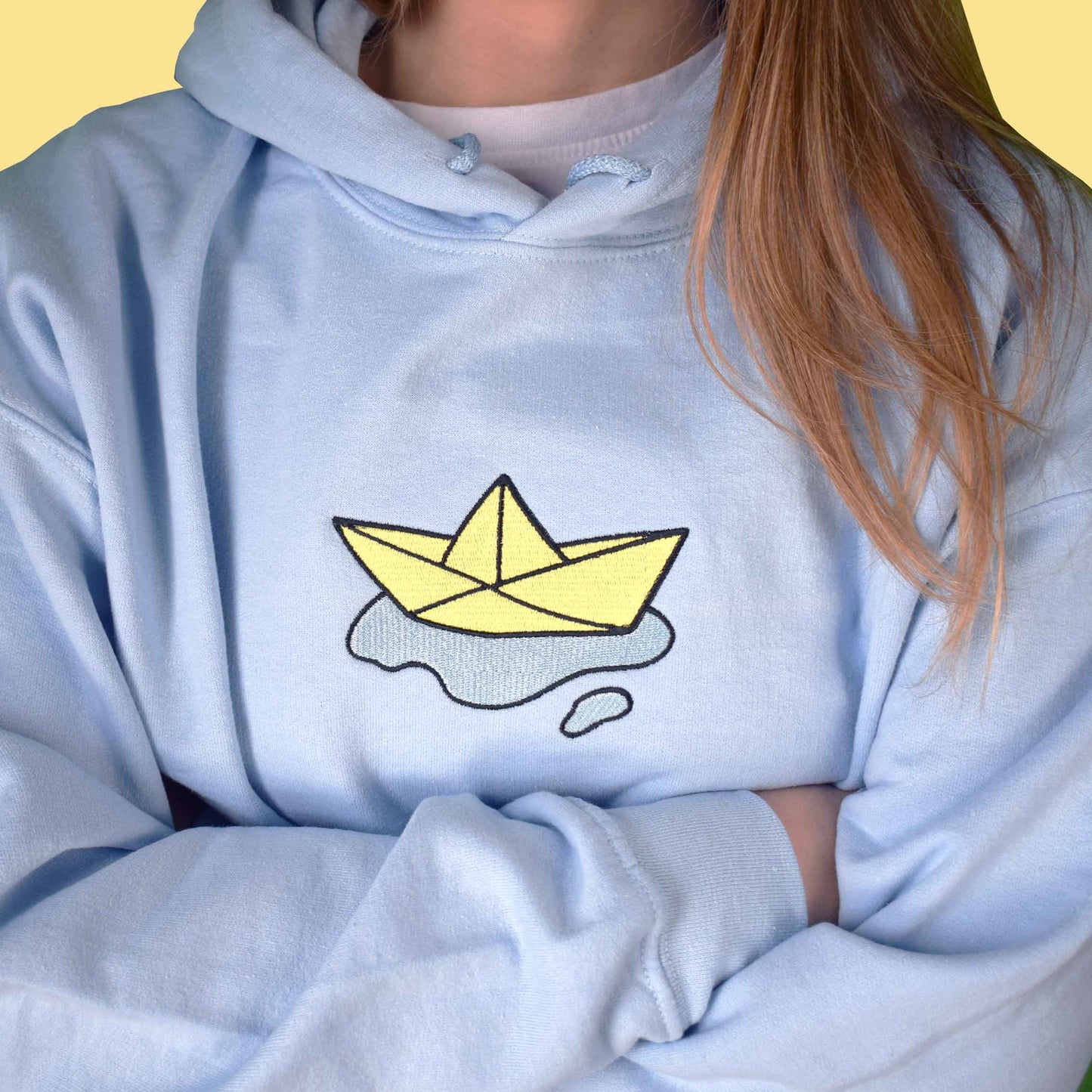 svijetlo plava hudica s vezom papirnatog brodića