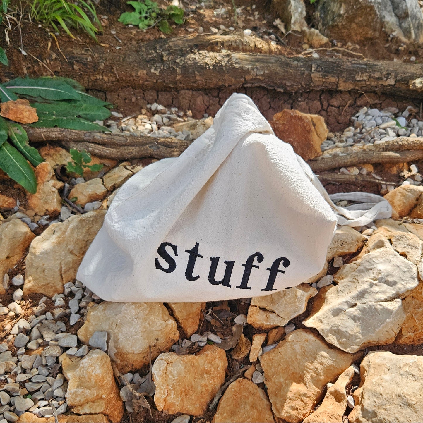 bež pamučni ceker s vezom natpisa "stuff."