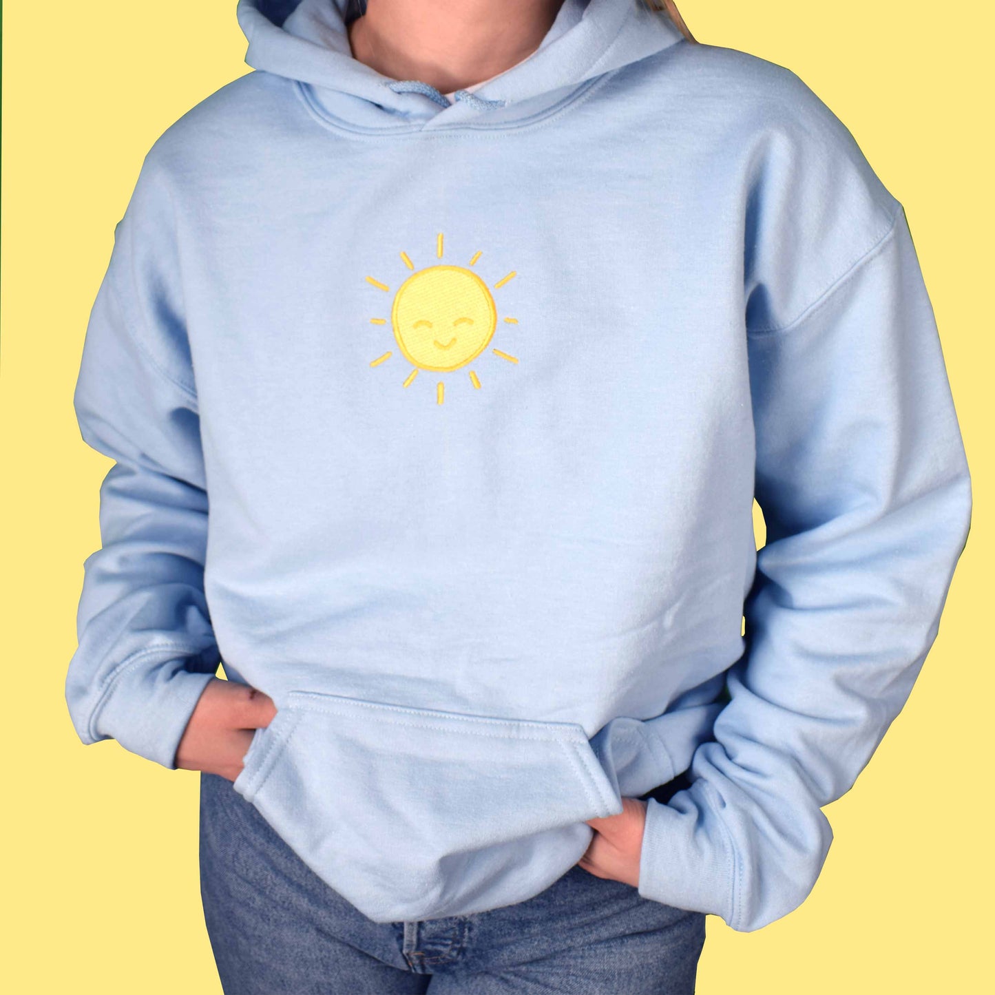 svijetlo plava hudica s vezom sunca