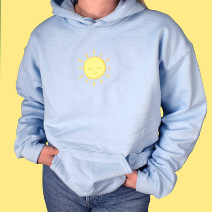 svijetlo plava hudica s vezom sunca