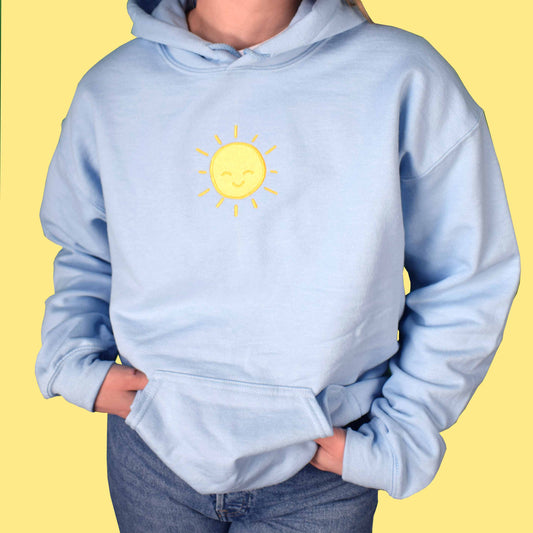 svijetlo plava hudica s vezom sunca