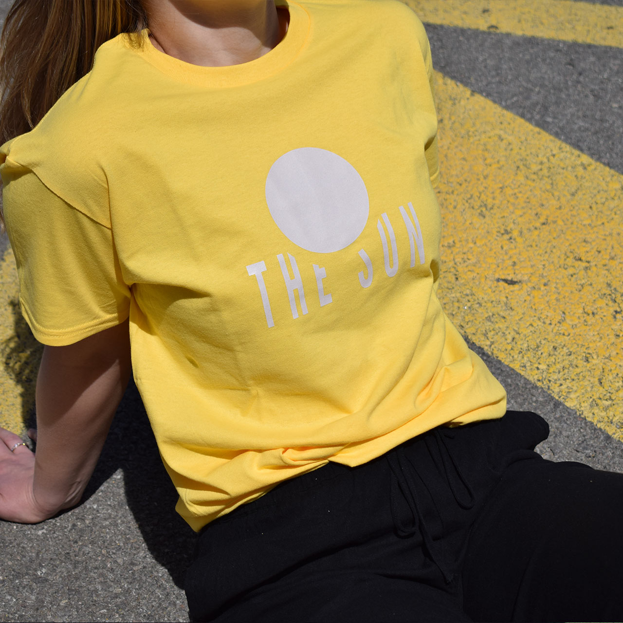 žuta majica kratkih rukava s printom Sunca