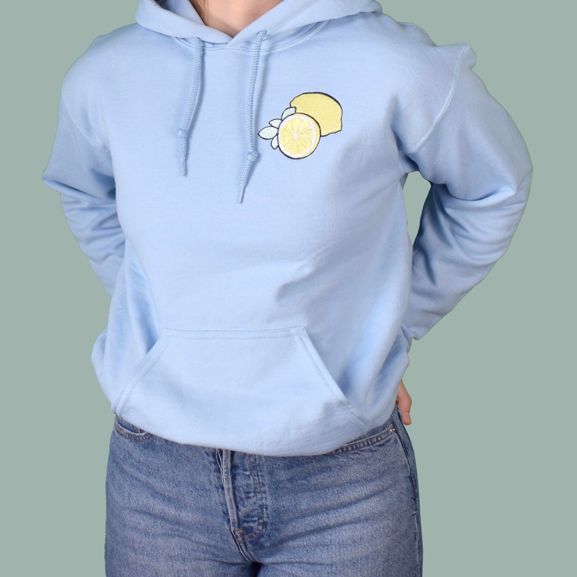 svijetlo plava hudica s vezom limuna