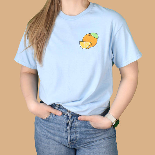 svijetlo plava majica kratkih rukava s vezom naranče