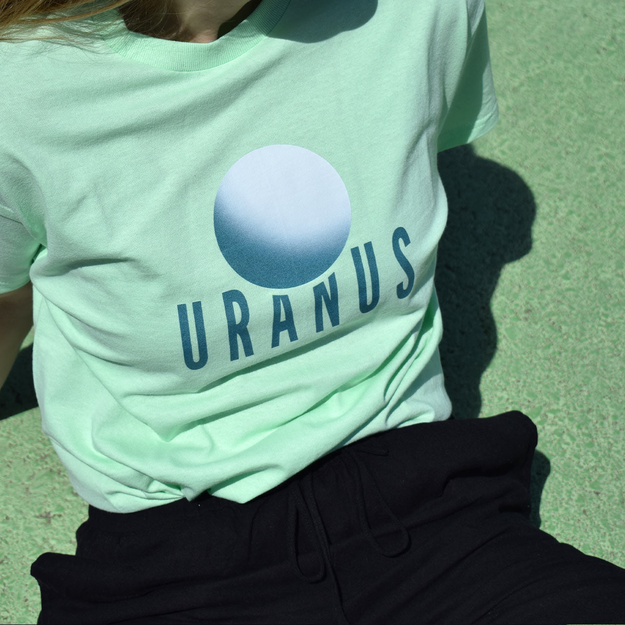 svijetlo zelena majica kratkih rukava s printom planeta Urana