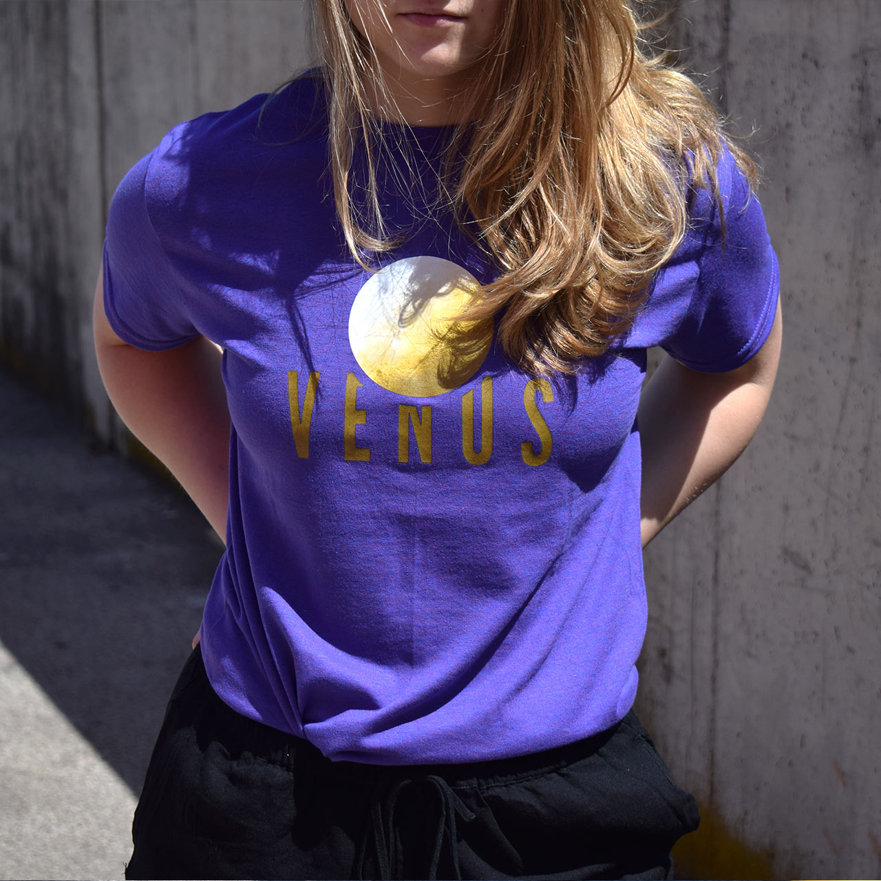 ljubičasta majica kratkih rukava s printom planeta Venere