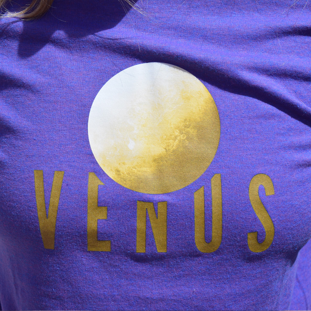 ljubičasta majica kratkih rukava s printom planeta Venere