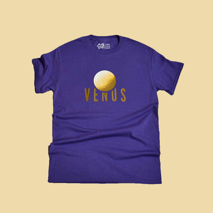 ljubičasta majica kratkih rukava s printom planeta Venere