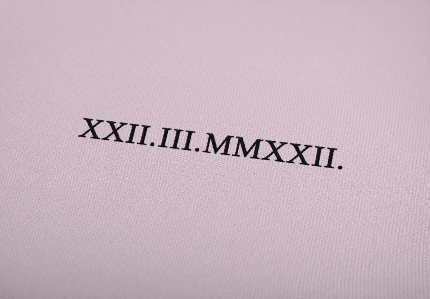 vez datuma rimskim brojevima na svijetlo rozoj majici kratkih rukava