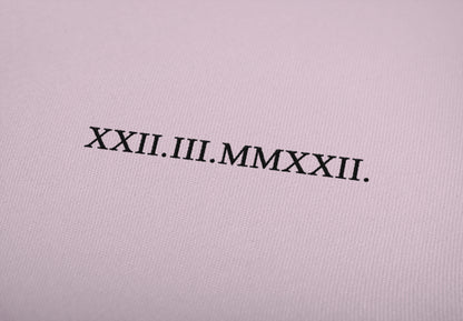 vez datuma rimskim brojevima na svijetlo rozoj majici kratkih rukava