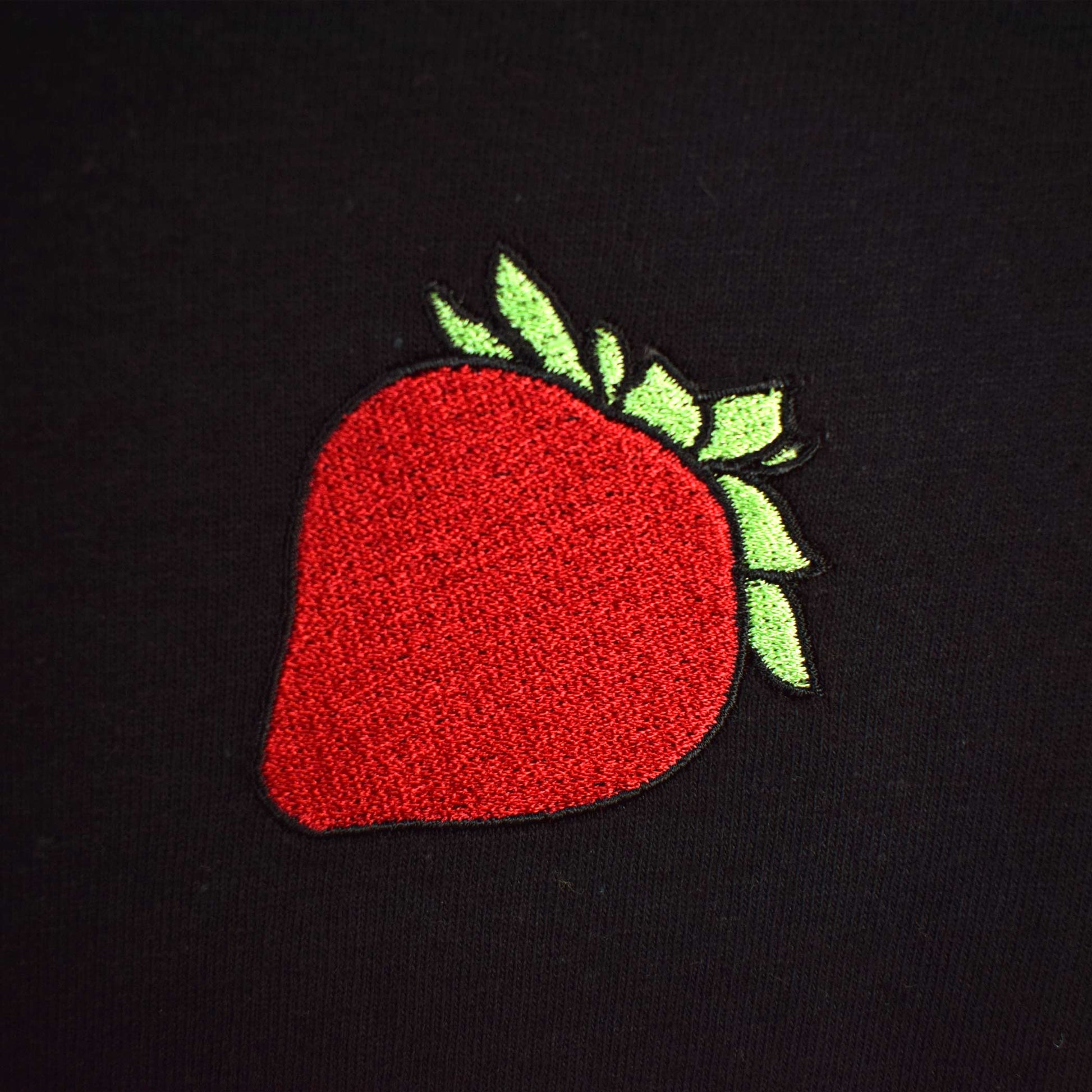 crna majica kratkih rukava s vezom jagode