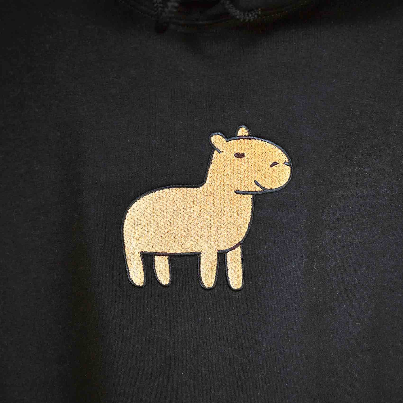 crna hudica s vezom kapibare