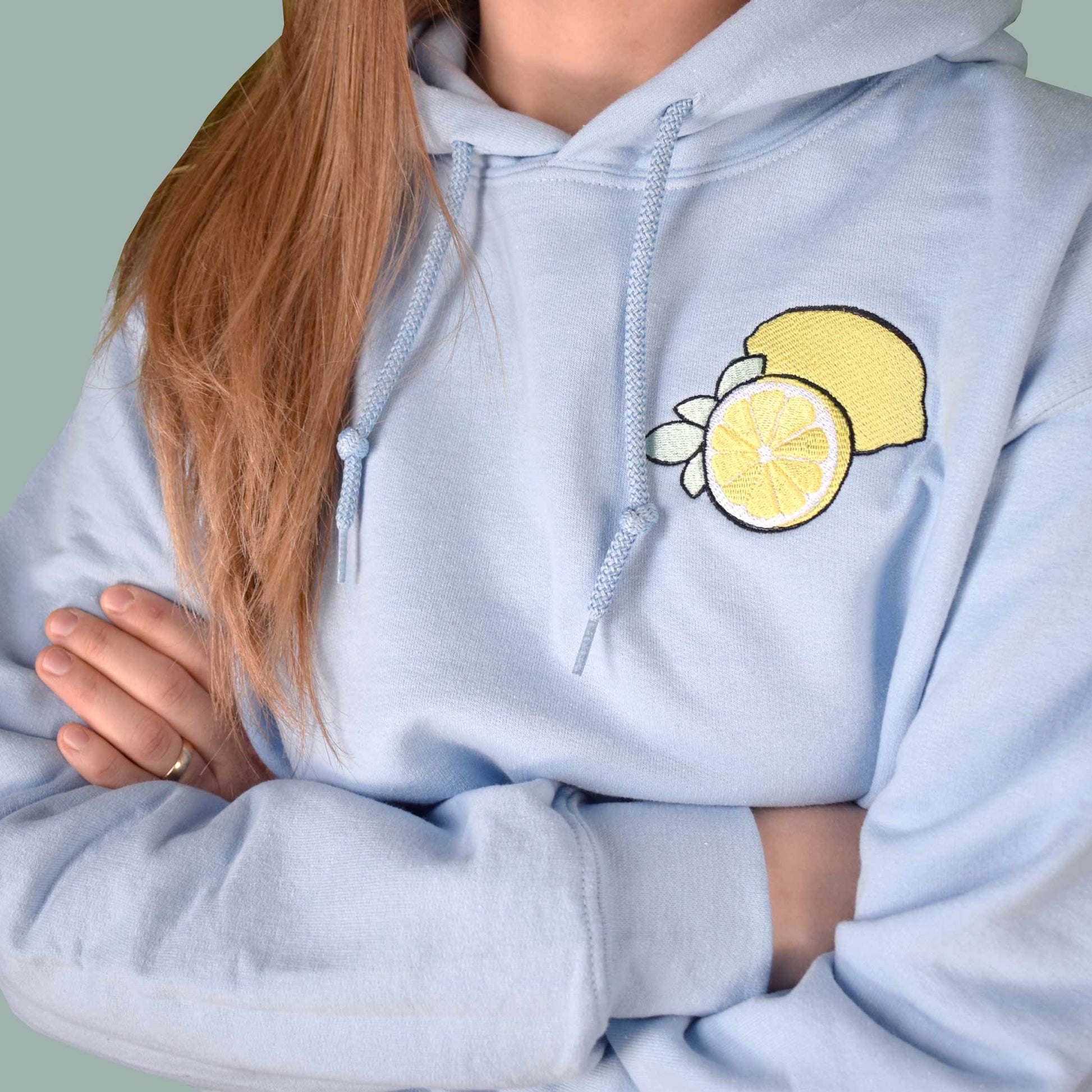 svijetlo plava hudica s vezom limuna