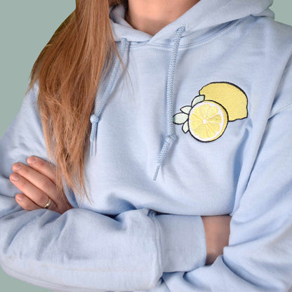 svijetlo plava hudica s vezom limuna