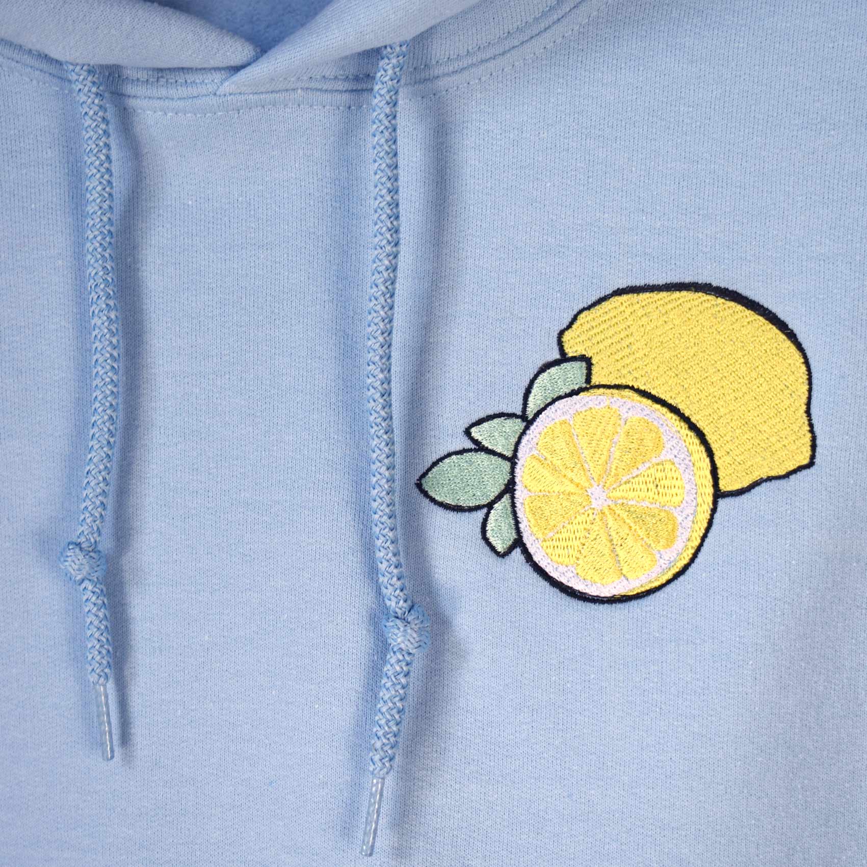 svijetlo plava hudica s vezom limuna