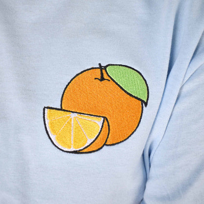 svijetlo plava majica kratkih rukava s vezom naranče