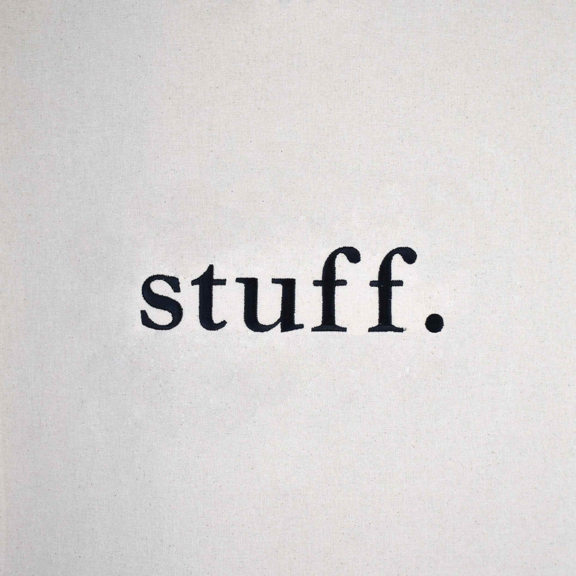 bež pamučni ceker s vezom natpisa "stuff."