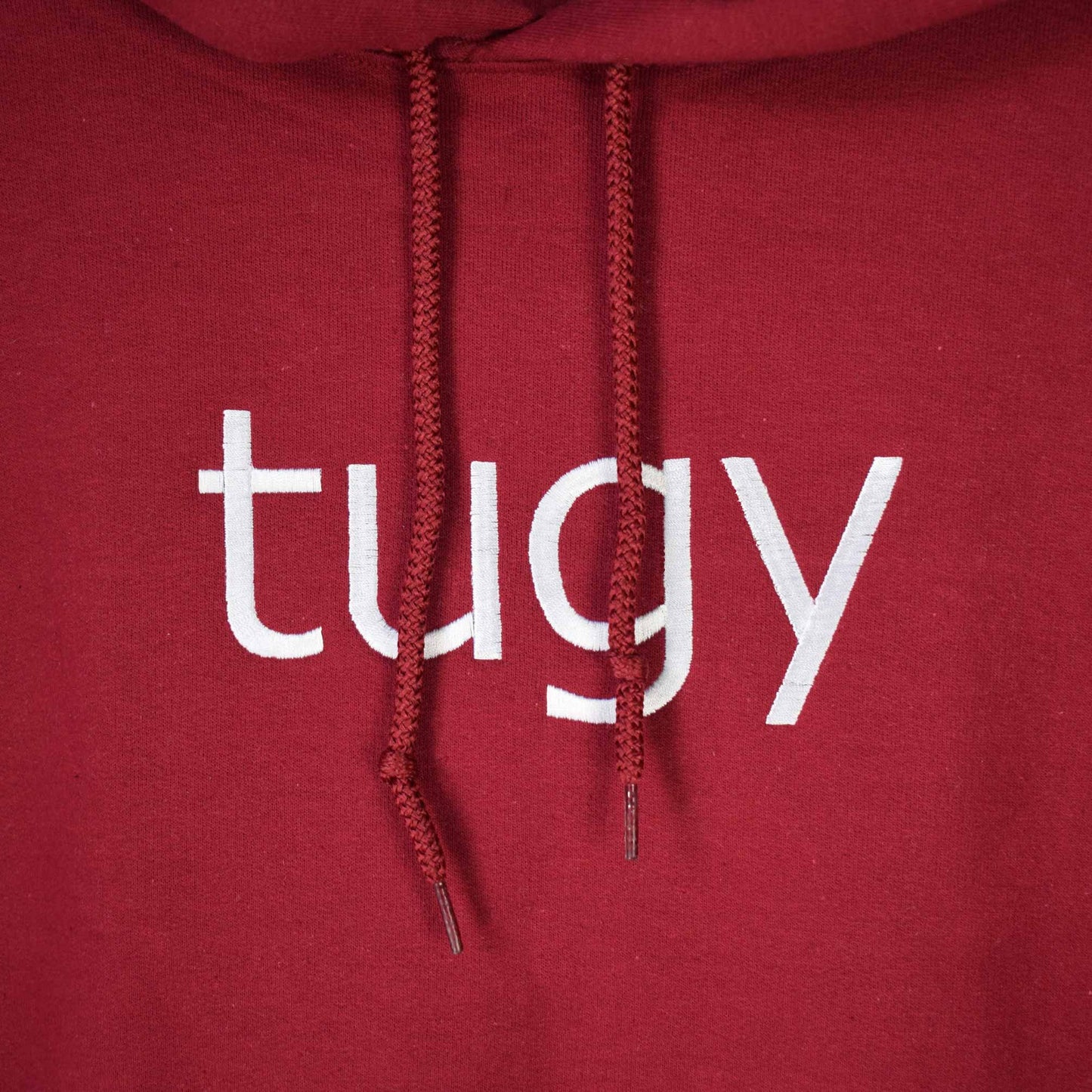 bordo hudica s vezom natpisa "tugy"