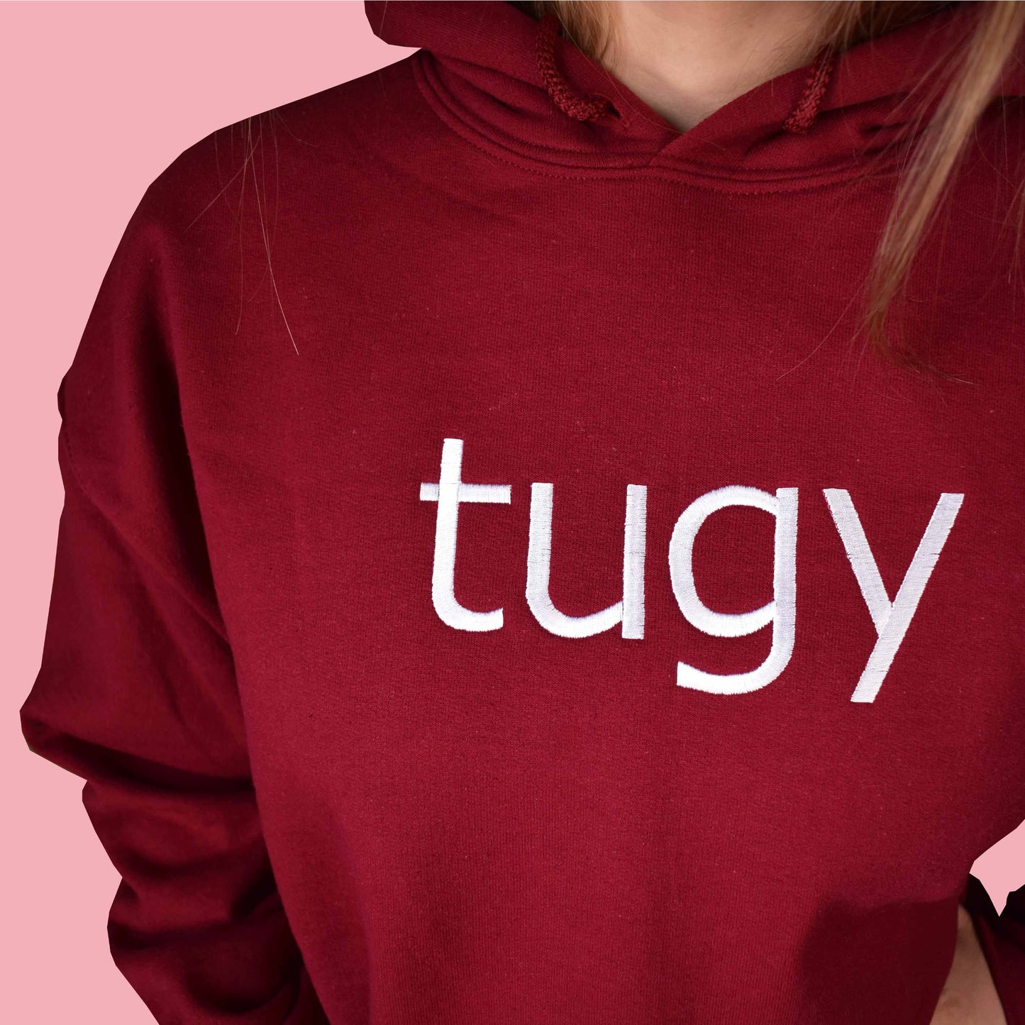 bordo hudica s vezom natpisa "tugy"