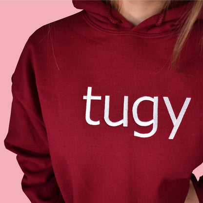 bordo hudica s vezom natpisa "tugy"