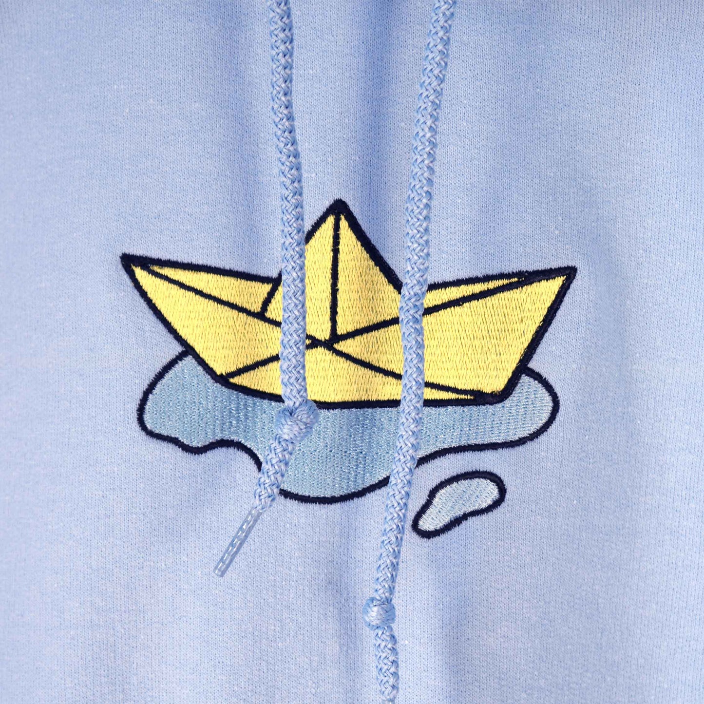 svijetlo plava hudica s vezom papirnatog brodića