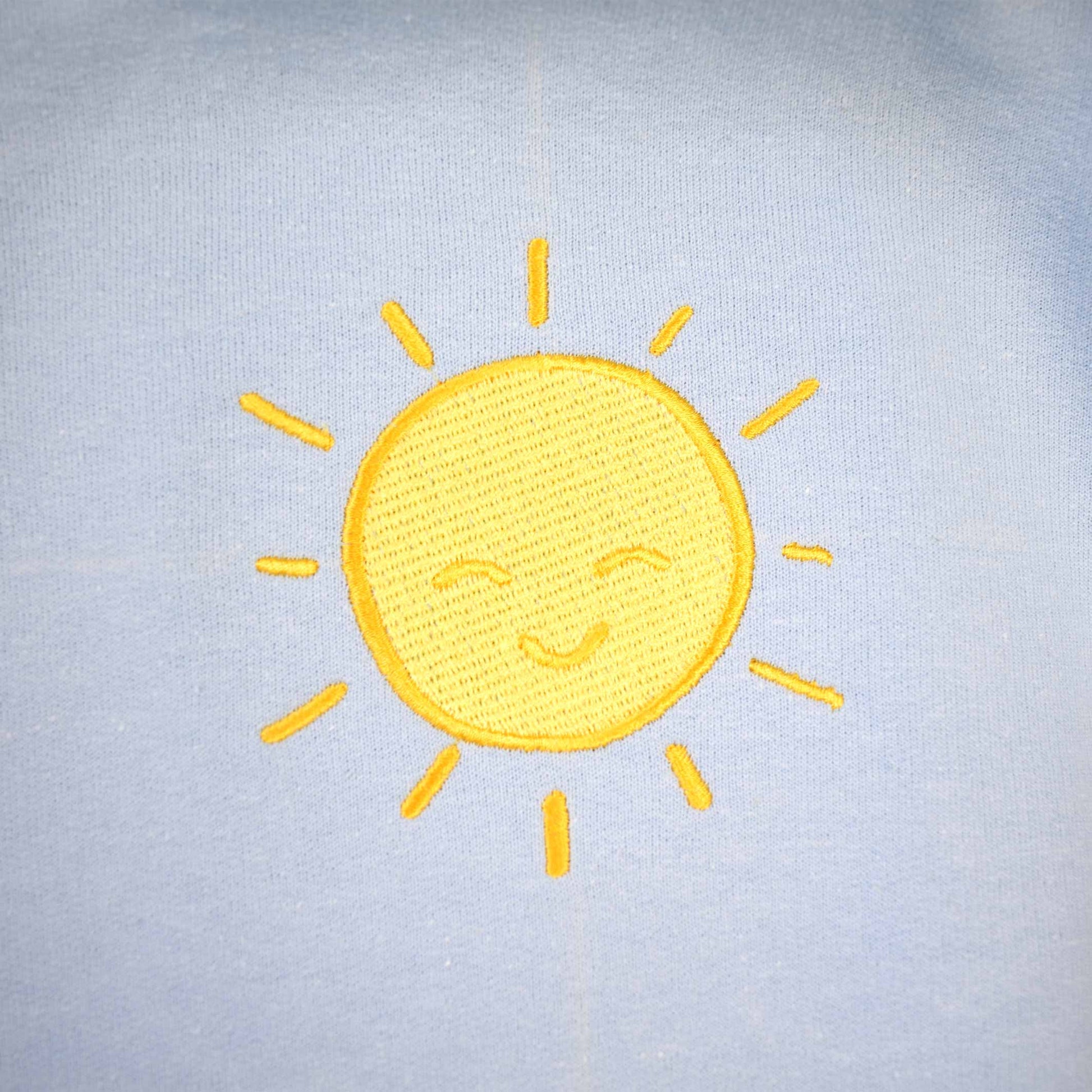 svijetlo plava hudica s vezom sunca