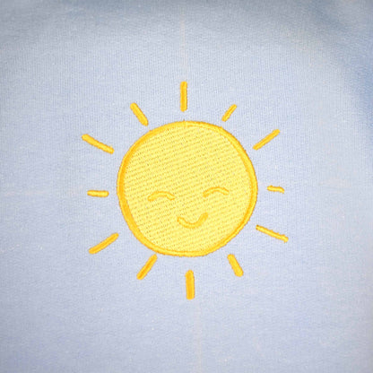 svijetlo plava hudica s vezom sunca