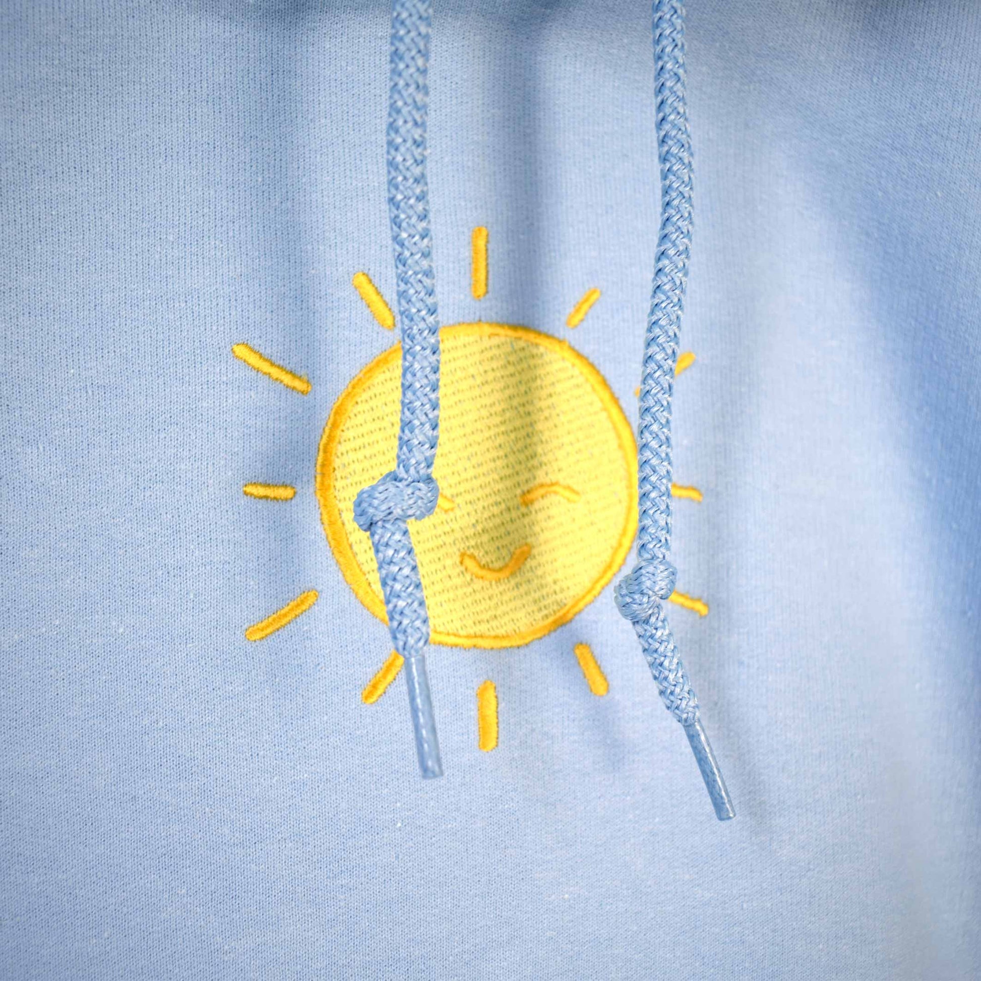 svijetlo plava hudica s vezom sunca