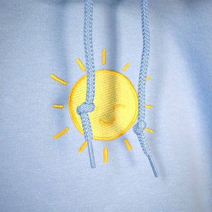 svijetlo plava hudica s vezom sunca